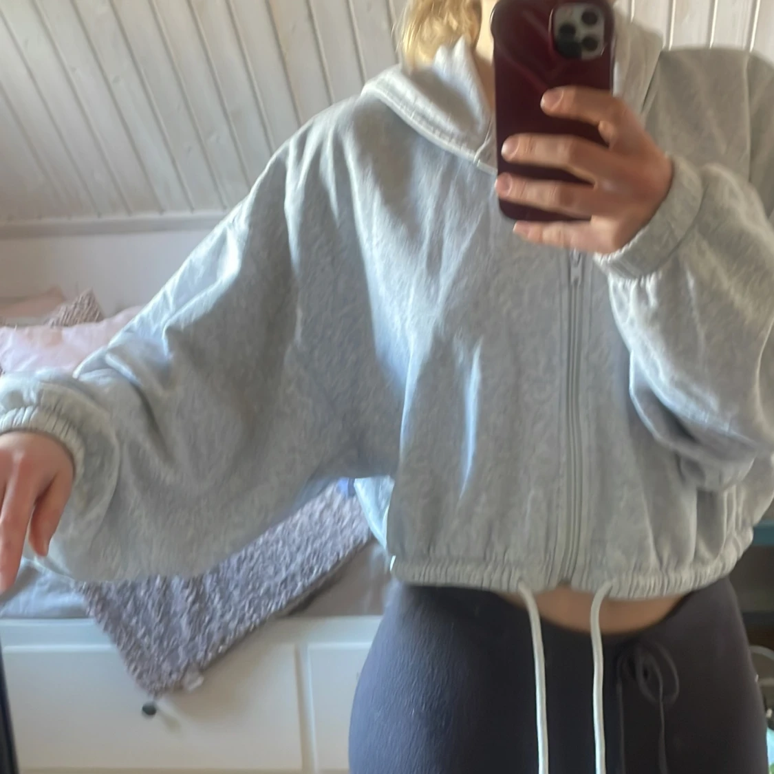 Grå croppad hoodie med dragkedja - 1