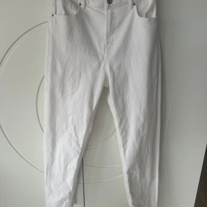 Vita jeansbyxor från Pieces - Snygga vita jeansbyxor från Pieces med klassisk femficksdesign och knappgylf. Perfekta för en stilren look. Byxorna har en normal passform och är perfekt nu till våren och sommaren🌸