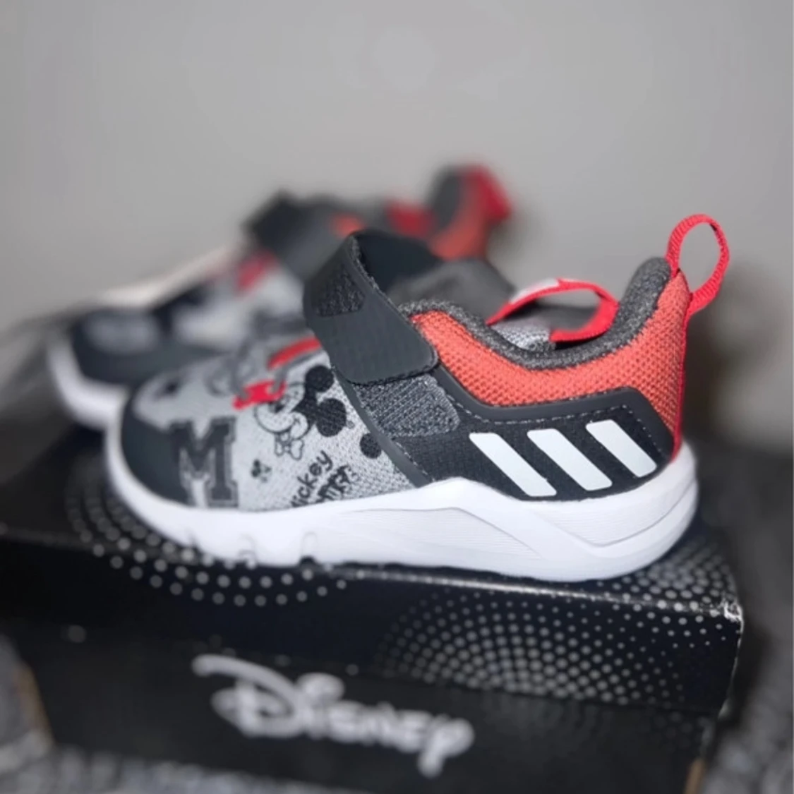 Adidas barnskor med Disney-motiv - 1