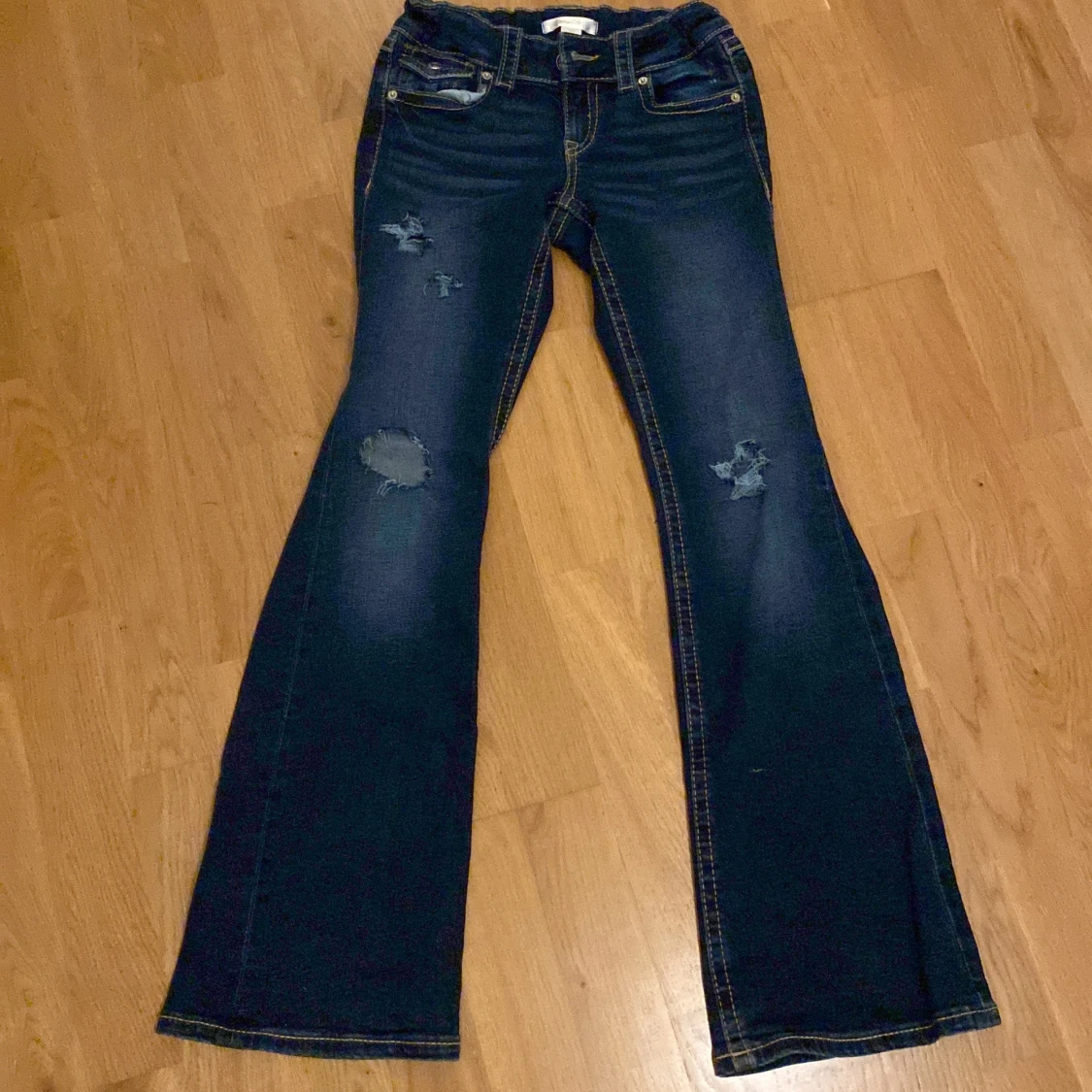 Mörkblå bootcut jeans från Gina Tricot