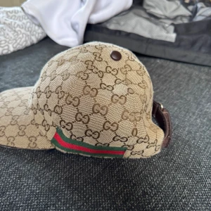 Keps  - Väldigt fin keps här använt den knappt, den är som ny kan gå ner med pris 