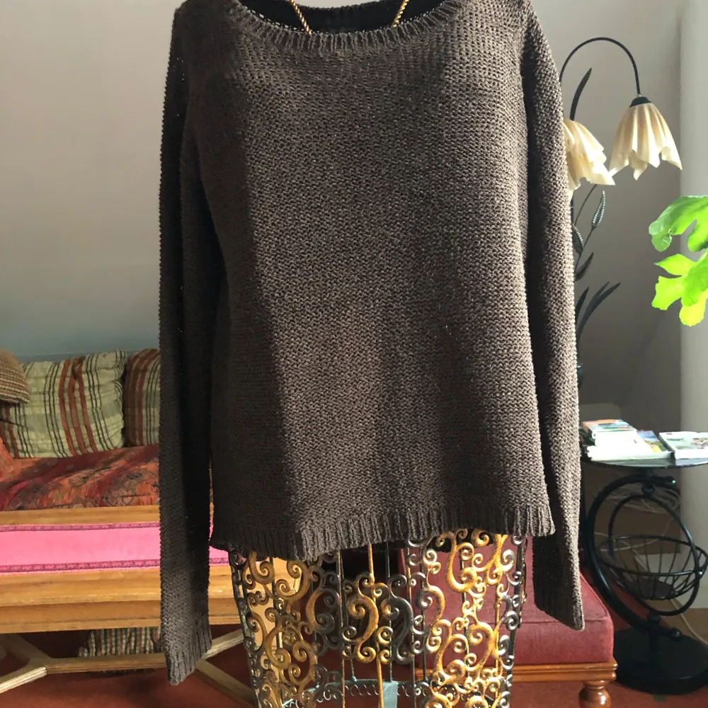 Säljer en mysig brun stickad tröja med rund hals och långa ärmar. Perfekt för kyliga dagar och enkel att matcha med olika outfits.. Neuletakit & Villapaidat.