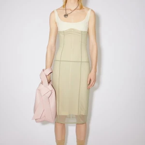 Beige och grön klänning från Acne Studios - Acnes studios sage green sleeveless fitted dress layers two different fabrics and hits below the knee. Two layered fabric. Invisible center back zipper. Shell : 72 % acetate, 28% polyester, contrast 100% polyester. Size 38 EU.