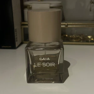 LE SOIR - Säljer LE SOIR parfymen från Caia då jag bytt doft. Lite mindre än hälften kvar men perfekt att köpa om man vill testa. 