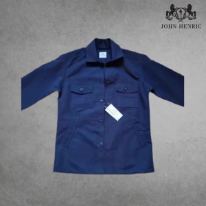 John Henric säljs/bytes - Säljer en snygg mörkblå overshirt från John Henric i storlek XS passar S också. Overshirten kostar ny 2000kr. Den är använd några gånger så den är praktiskt ny! Säljer den för ett rimligt och bra pris. 