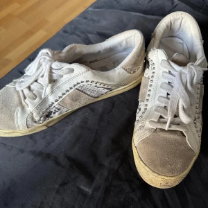 Vita sneakers med nitar - Skor från Zara. Välanvända men har mycket kvar att ge. 