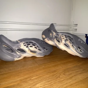 Grå och beige foam runners - Säljer ett par foam runners i grått och beige. Perfekta för en avslappnad sommar outfit.