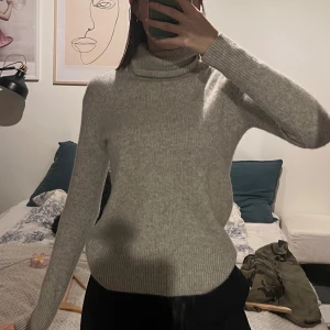 Grå polotröja  - Säljer en grå polotröja i mjukt material. Sällan använt 