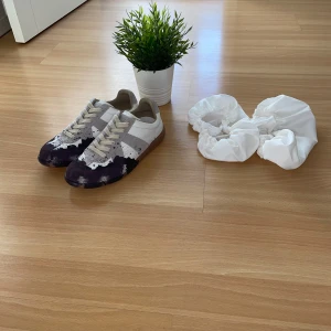 Maison Margiela Gats Skor - Hej! Säljer ett par stilrena Maison Margiela Skor  Aldrig använda endast testade. Storlek: 41 Har tyvärr ingen box, därav priset  Bra för båda män och kvinnor. Priset är inte helt fast än. En fin färg med lite blå / lila blandning. ☺️
