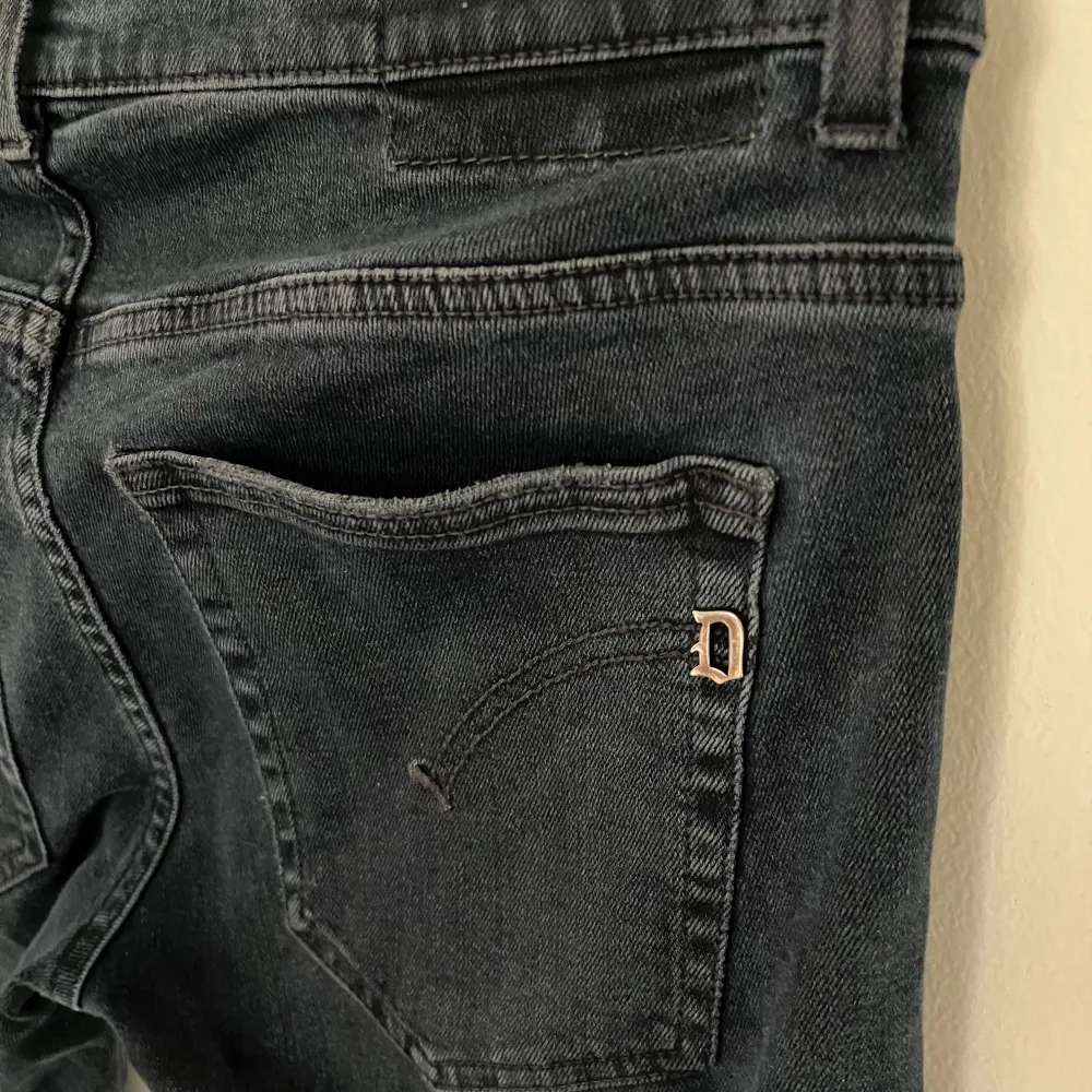 Säljer dessa gråsvarta dondup jeansen. Storleken är 32 och de sitter slimfit. Jeansen har en snygg tvätt och är i bra skicka. Skriv vid frågor!. Farkut & Housut.