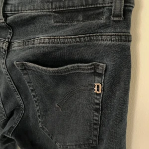 Dondup Jeans - Säljer dessa gråsvarta dondup jeansen. Storleken är 32 och de sitter slimfit.  Jeansen har en snygg tvätt och är i bra skicka. Skriv vid frågor!