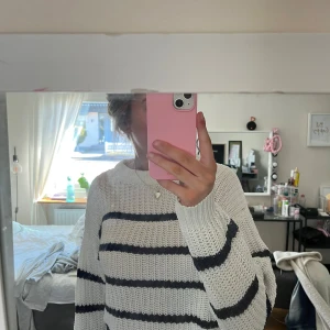 Vit och mörkblå randig stickad tröja - Snygg mörkblå och vitrandig tröja från Lager 157. Tröjan har knappt används och är i bra skick, bara att höra av sig vid frågor!💗