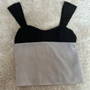 Svart och beige linnetopp - Super söt topp från cider som inte kommer till andvändig. Strorlek s . Kontakta för fler frågor 💗köparen står för frakten 💗