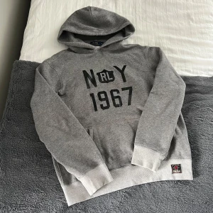 Ralph Lauren Hoodie - Säljer denna snygga stilrena Ralph Lauren hoodie. Hoodien är i storlek M och är i mycket fint skick!