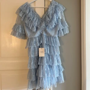 Ljusblå spetsklänning från By Malina - Säljer min ljusblå klänning från By Malina då den inte kommit till användning. Aldrig använd, med prislappen kvar. Ny pris 2800kr, storlek M. Pris kan diskuters! 😇