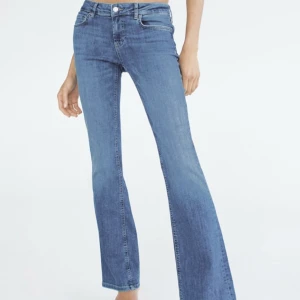 Lågmidjade jeans - Ett par helt nya lågmidjade jeans ifrån zara. Använda fåtal gånger och uppsprättade där nere.