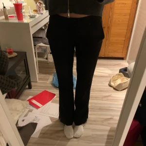 Lågmidjade kostymbyxor  - Lägger upp igen för fri frakt. Sänker även priset då de fått en defekt på ena knät💕