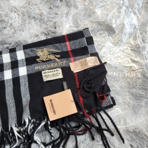 Rutig halsduk  - Säljer en elegant rutig halsduk 