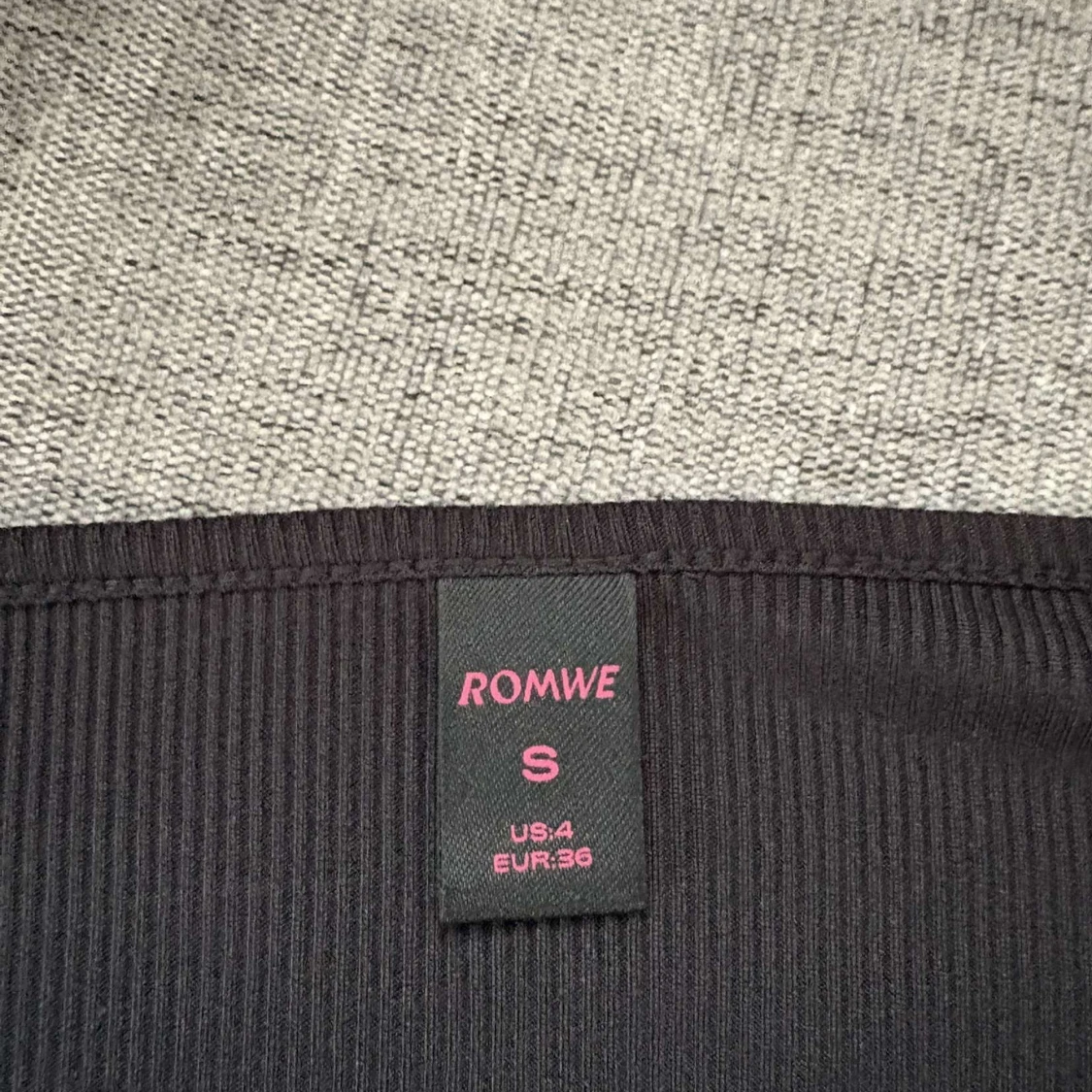 Svart ribbad topp från ROMWE