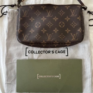 Louis Vuitton Pochette Accessoires - Säljer en äkta vintage Louis Vuitton Pochette Accessoires i klassisk Monogram Canvas, tillverkad i Frankrike. En ikonisk och mångsidig modell som fungerar lika bra som clutch eller väska🤍  Mått: Längd: 23 cm Höjd: 13,5 cm Djup: 4 cm  Skick: 	• Allmänt bra vintage-skick med normalt slitage. 	• Gulddetaljerna visar tydliga tecken på användning.  	• Läderbandet har en skada och bör eventuellt bytas eller lagas vid behov. 	• Några mindre fläckar finns på lädret  Fråga gärna vid funderingar🤍