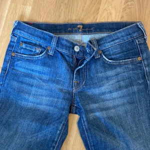 Lågmidjade jeans - Säljer de här snygga superlågmidjade jeansen i storlek 26. Hör av dig för frågor eller fler bilder!