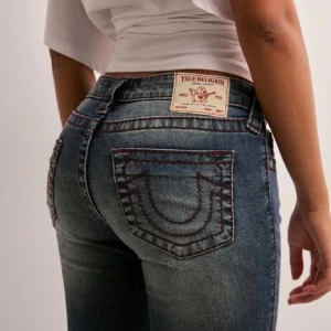 Blå bootcut jeans från True Religion - Orginal pris 1400kr, knappt använda, jag har sprätt upp dom så dom är ungefär 1cm längre än vanligt