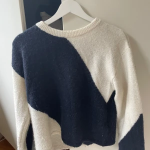 Svartvit stickad tröja från Gina Tricot - Säljer en stickad tröja från Gina Tricot i storlek 158/164. Tröjan har ett unikt svart och vitt mönster med rund halsringning och långa ärmar. Perfekt för dig som gillar en lite oversized och mysig stil. Tröjan är lite nopprig men ingenting man lägger märke till.