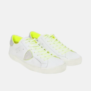 Vita sneakers från Philippe Model med neongula detaljer - Snygga vita sneakers från Philippe Model med neongula snören och innersida. Skorna har silverfärgade detaljer vid hälen och en klassisk låg profil. Perfekta för dig som vill sticka ut med stilrena men unika sneakers.                                HELT NYA FINNS 6 st i olika storlekar 41,42,43 fast pris 🤩 nypris 3800kr