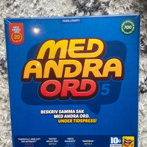 Med Andra Ord 5 - Ett fartfyllt och roligt familje- och partyspel där du ska beskriva ord med andra ord under tidspress. Perfekt för spelkvällar med vänner eller familj! Passar från 10 år och uppåt.