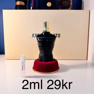 Le Male Le Parfum från Jean Paul Gaultier samples - Le Male Le Parfum från Jean Paul Gaultier är en herrdoft med varma, kryddiga toner, vanilj, lavendel och träiga inslag. Aromatisk och pudrig med inslag av iris, amber och viol. Säljs i 2ml sprayflaska.