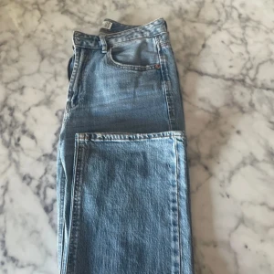 Ljusblå raka jeans från Levi's - Säljer ett par klassiska ljusblå jeans från med raka ben. Endast använda ett fåtal gånger. 