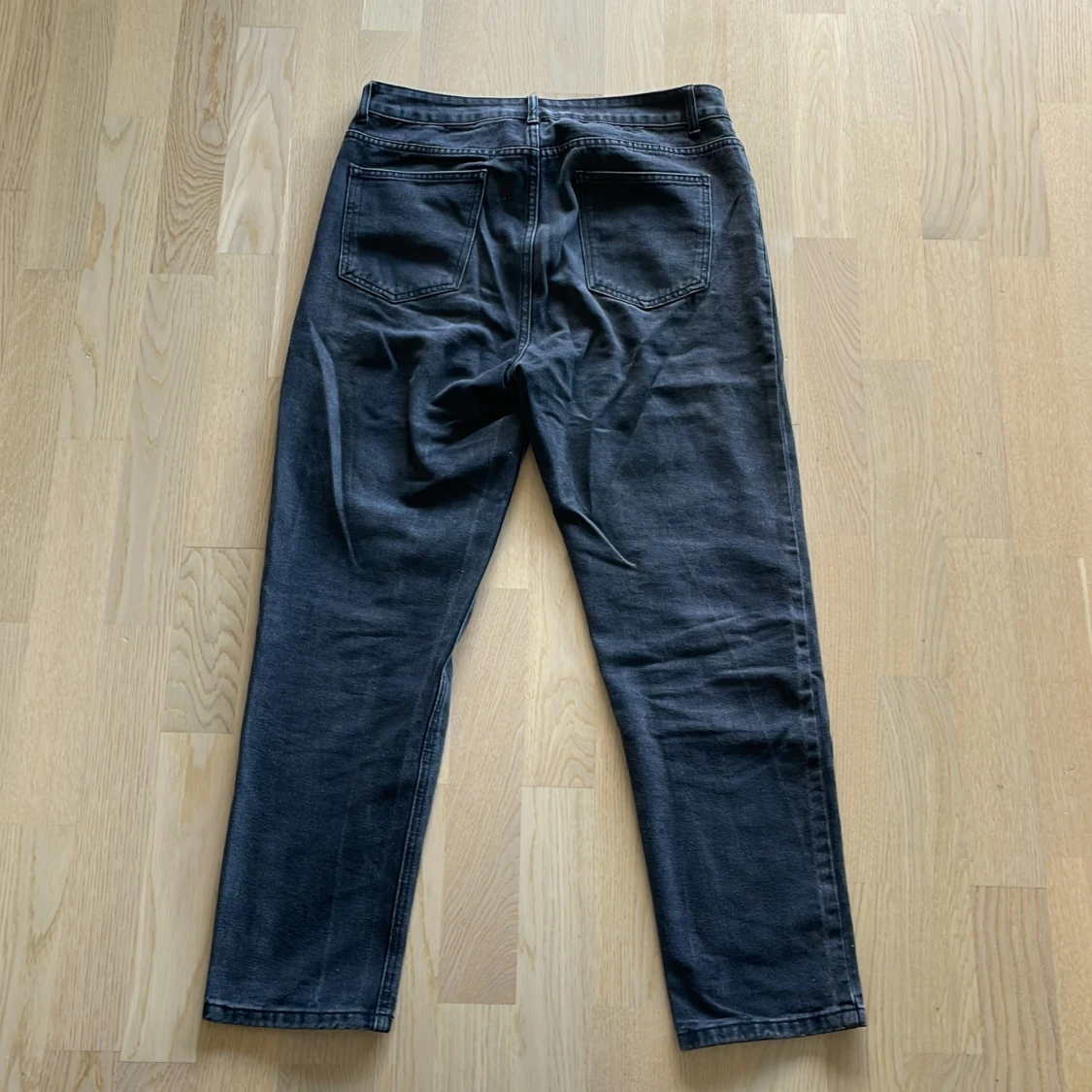 Två par jeans i grå och svart - 2