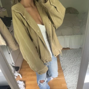 Grön jeans jacka från Zara  - INTRESSEKOLL fundera på att sälja denna jeans jacka  från Zara med luva 🤍 skicka prisförslag 💕 skriv vid frågor knappt använd 🙌🏽