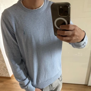 Ljusblå tröja från Polo Ralph Lauren - Säljer denna ljusblåa tröjan från Polo Ralph Lauren!