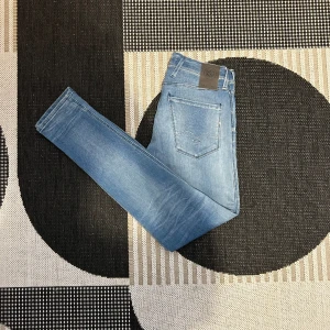 Replay Jeans Anbass 28 - Jeansen är i måtten 28 i midjan samt 30 i längd, ljusblåa, använda sparsamt och ingen syn på användning. Hör av er vid frågor