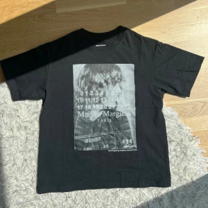 Maison Margiela x New Vogue Tshirt - Säljer denna feta tisha från collaben mellan Maison Margiela och New Vogue. Tröjan är i toppenskick och passar M-L beroende på vilken passform man söker. Vill du ha fler bilder eller om du har frågor är det bara att höra av sig.
