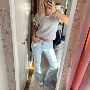 Högmidjad bootcut jeans  - Skit snygga high waist bootcut jeans! Midjemått: 34cm tvärs över Innerbenslängd: 80cm.             Lånade bilder 