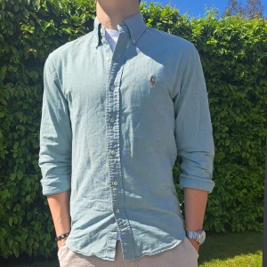 Grön Ralph Lauren skjorta - Stl S, slim fit - Hej säljer en snygg Ralph Lauren skjorta I färgen ljus grön Perfekt till sommaren! 🏝🏖 Skick: 9/10 utan defekter. Stl: S, Slim fit. Han på bilden är 170cm. 🤗