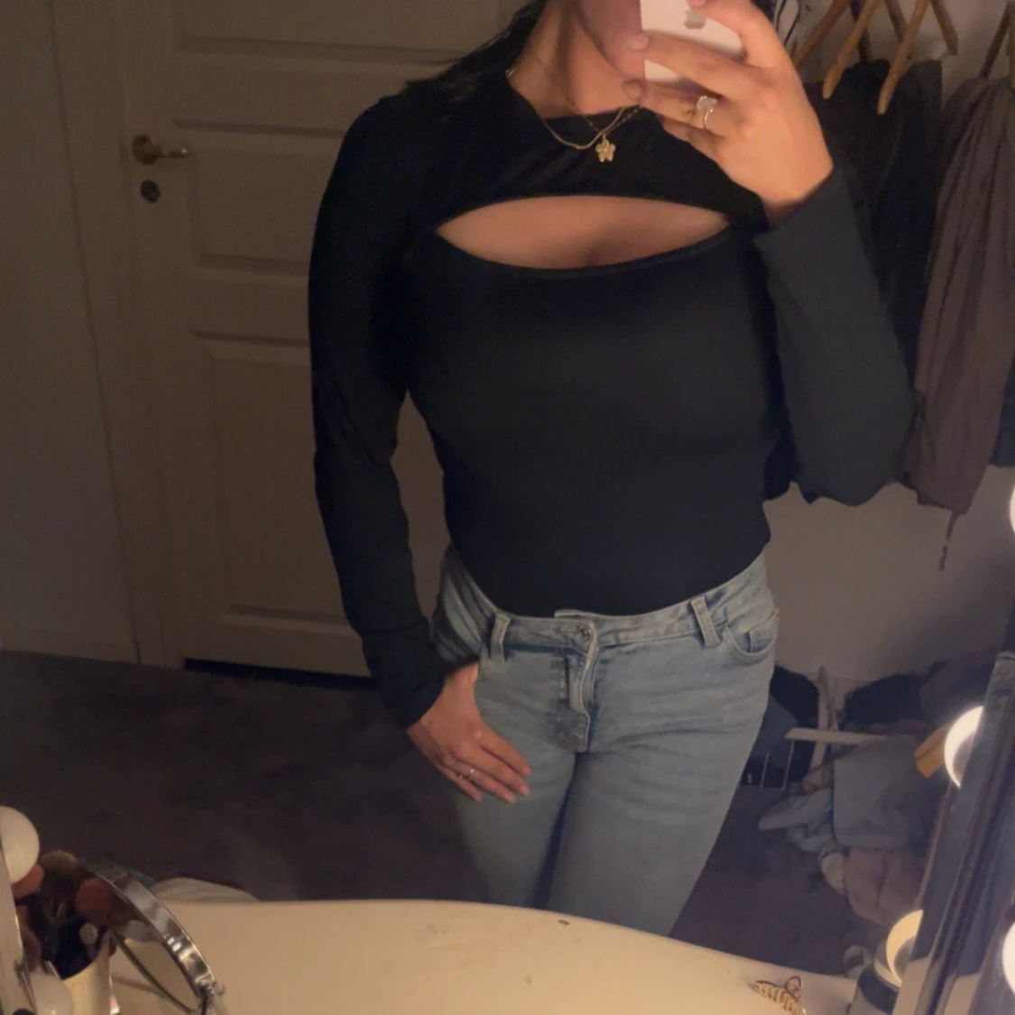 Svart långärmad topp med cut-out - 1