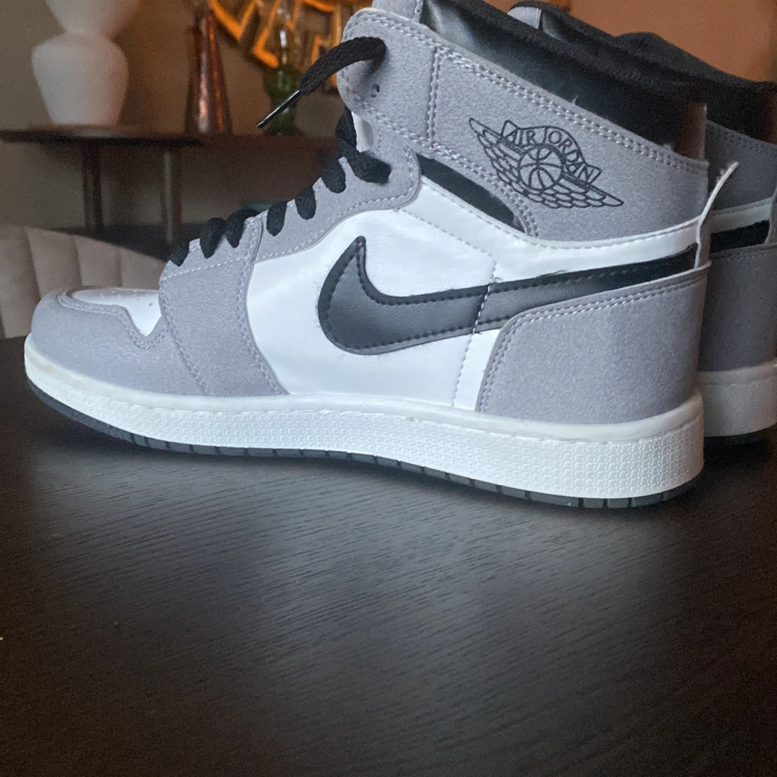 Nike Air Jordans i grått och vitt - 1