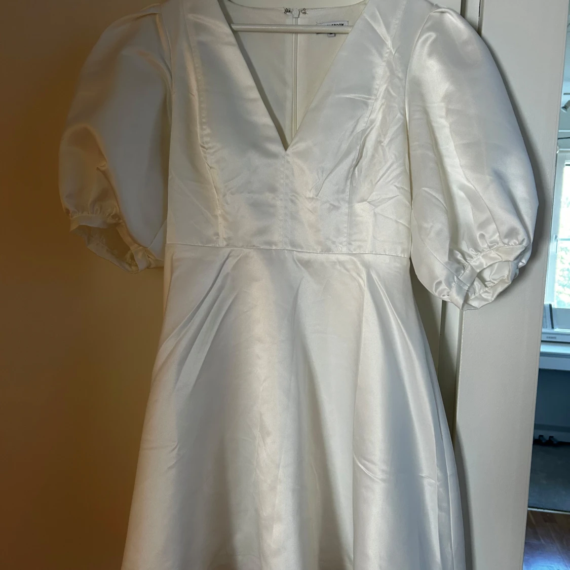 Vit långklänning med puffärm från Bubbleroom