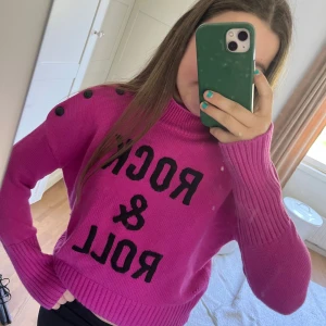 Rock and roll tröja från Zadig & Voltaire - Säljer en rosa stickad tröja med svart text 'ROCK & ROLL'. Vet inte exakta storlek men är själv 158 och passar som en XS.💜pris kan diskuteras!!