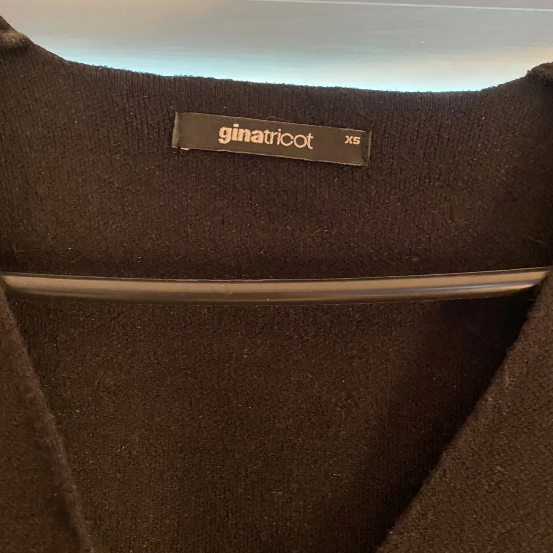 Svart kortärmad topp med knappar från Gina Tricot - 3