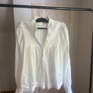 Neo Noir blus - Söt blus från Neo Noir, aldrig använd pga att den är  förliten för mig. Jättefin passar både till vardag och Fest.