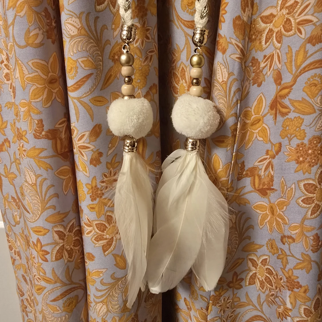 Blommig långklänning med volang och knytband - 2