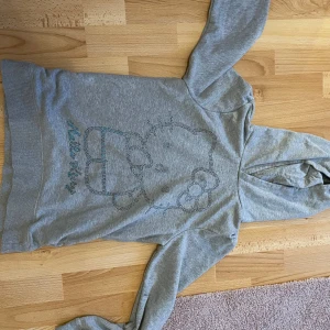 Hello Kitty hoodie - Super fin hello Kitty hoodie. Den är passar perfekt till sena svala sommarkvällar. Säljer pgå att den inte kommer till användning 