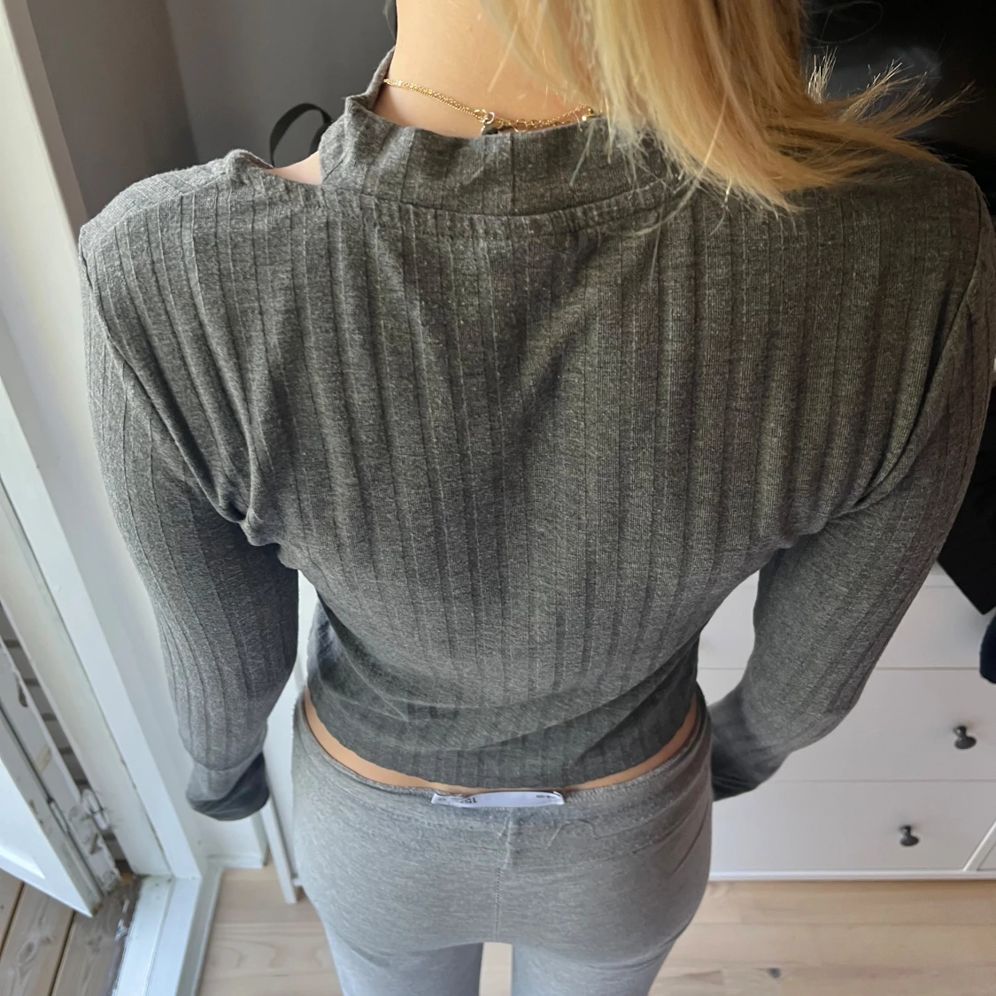 Grå ribbad croppad långärmad topp - 2