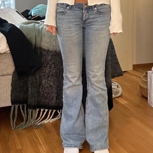 Ljusblå jeans  - Säljer ett par ljusblå bootcut jeans från ONLY. Jeansen är i storlek W28 L32. Jag är 165cm och de sitter bra på mig. Jeansen är i bra skick men lappen där bak är sliten och flärpen brevid lappen är påsydd då den gick av en gång.(har fotto på sista bilen och det syns inte att den är påsydd)💕💕