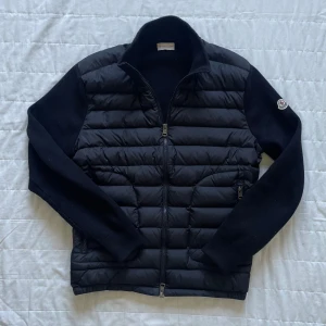 Moncler cardigan - Säljer nu min moncler cardigan då det blivit för varmt! | Väldigt bra skick och inga som helst defekter. | Nfc scan och annat fungerar! | Storlek M men passar S-M. | Väldigt bekväm. | Släng iväg en signal vid funderingar så svarar jag snabbt. | 