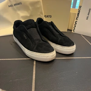 Axel arigato clean 90  - Tja, säljer dessa arigatos då jag har vuxit ur dom och där med lett till ingen användning.  Skicket skulle jag säga är 7/10, de ändå är lite smuts o så på de vita men annars väldigt bra skick. 